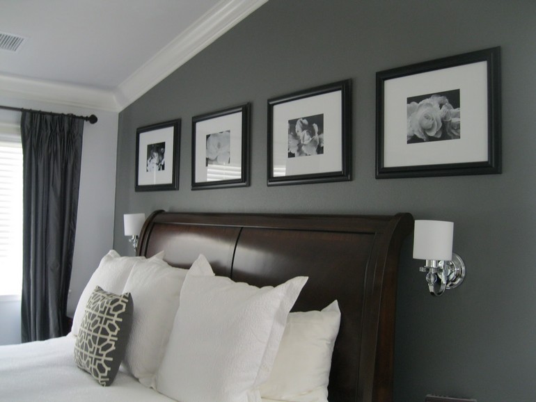 черно-белые фотографии в рамах с паспарту над кроватью