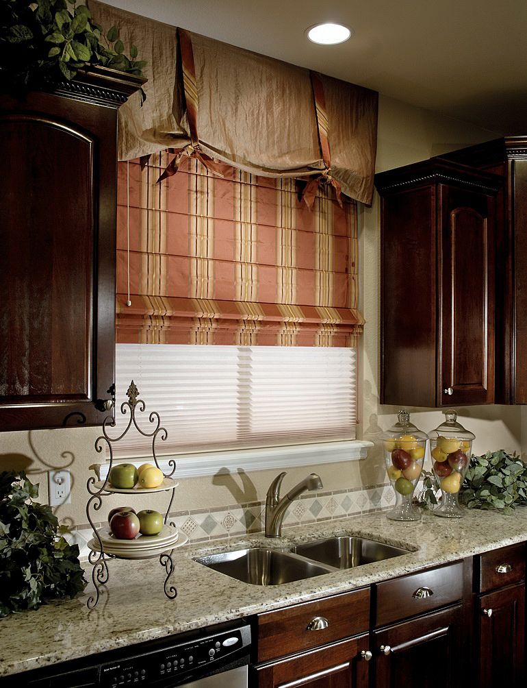 римские шторы как прием декора кухонного окна