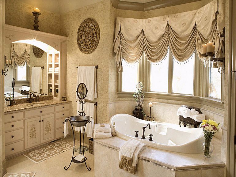 французские шторы в ванной комнате
