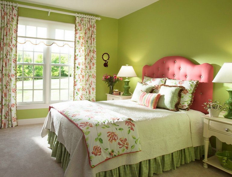 зеленый интерьер спальни с нотками красного в соответствии с фэншуй