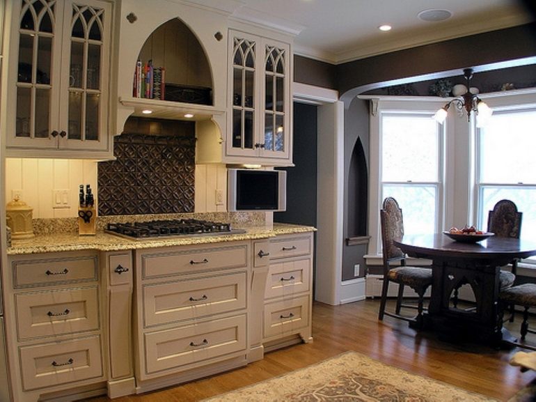 кухонная мебель с элементами готики