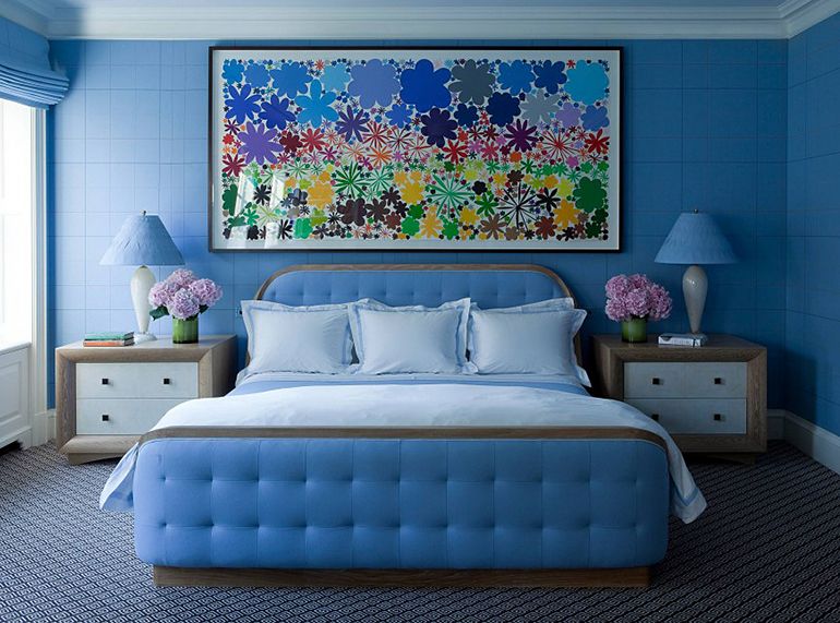 интерьер голубой спальни с контрастной картиной