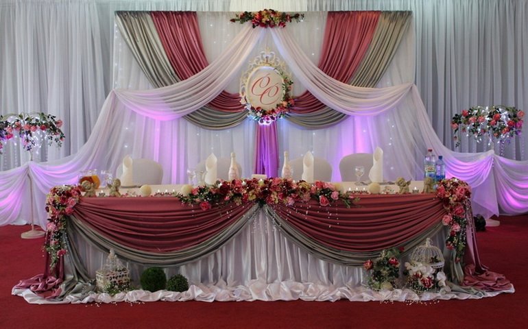 декор свадебного стола для жениха и невесты