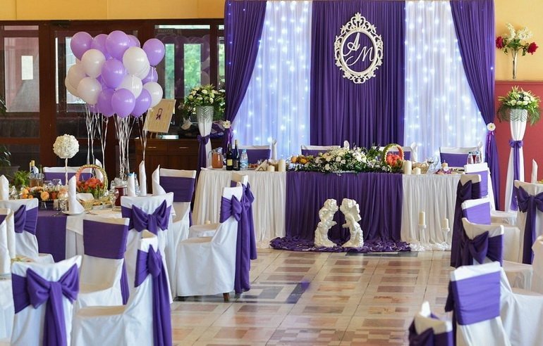 оформление свадебного зала фиолетовой тканью