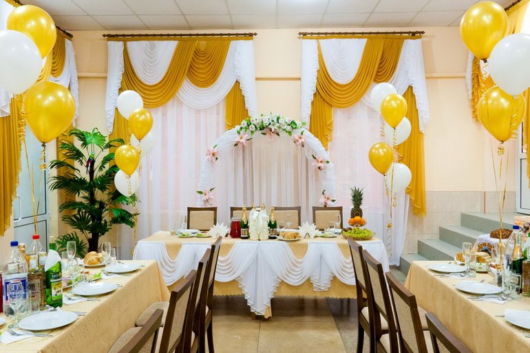 свадебный декор желтым текстилем и шарами