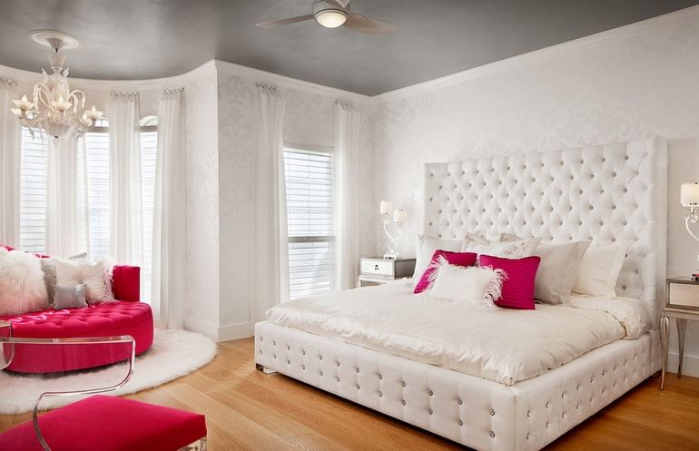 белая спальня с сочными цветовыми акцентами