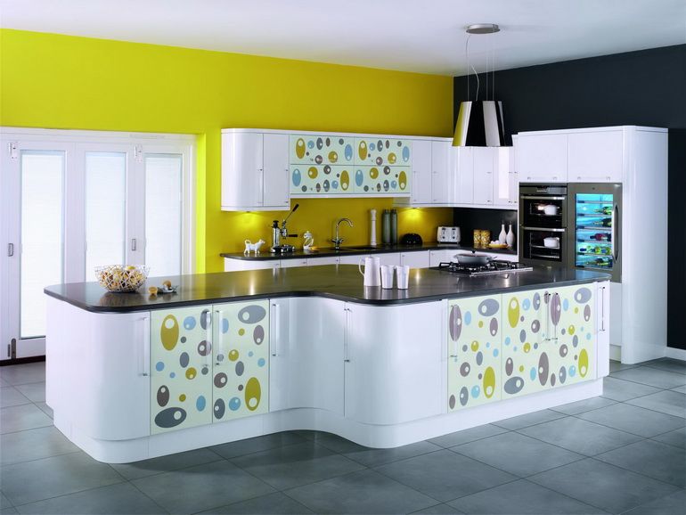 кухонный гарнитур с цветным декором