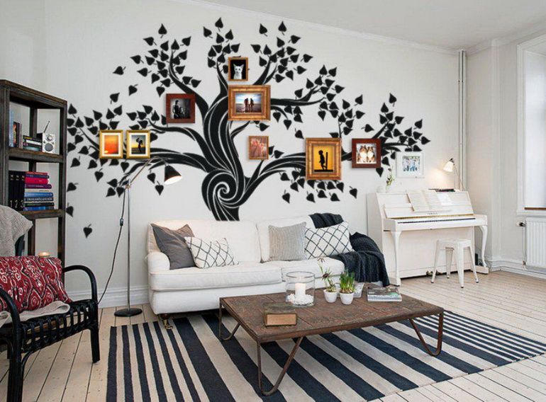 декор гостиной фамильным деревом на стене