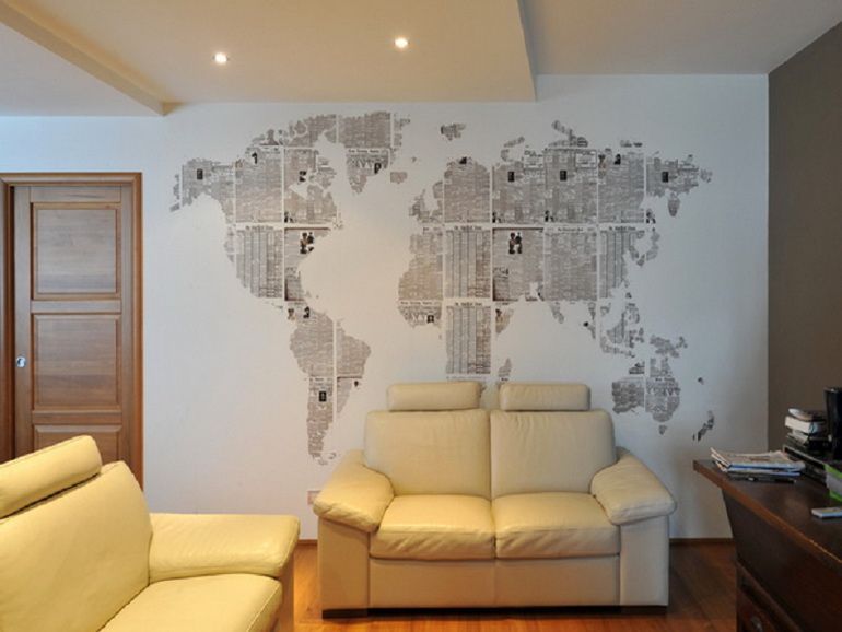 стена гостиной декорированная картой мира